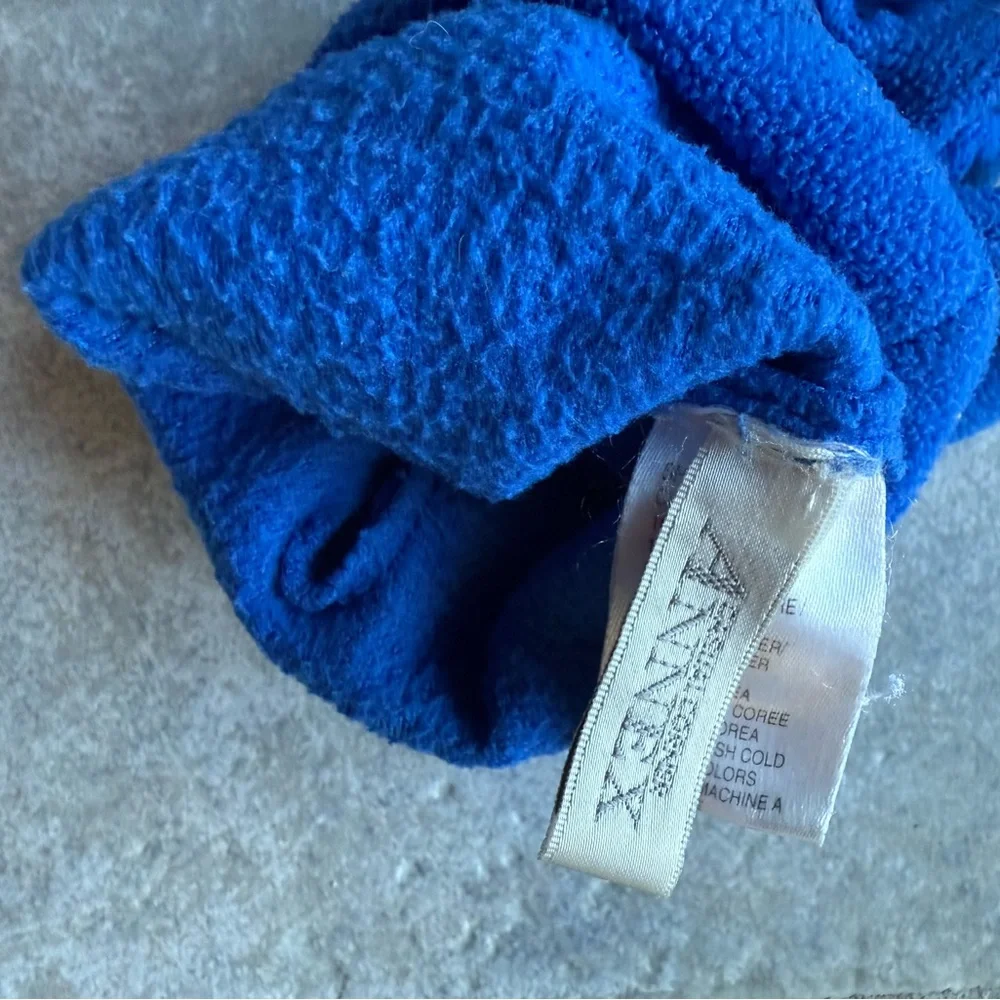 Casual Corner Annex Women’s cobalt blue knit 100% polyester gloves w/snowflakes.